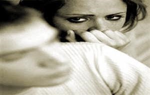 تأخر عن ميعاد الطائرة فعاد إلى بيته ليجد زوجته في أحضان عشيقها
