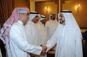 دفاضل صفر مصافحا الزميل فرج ناصر 	قاسم باشا﻿