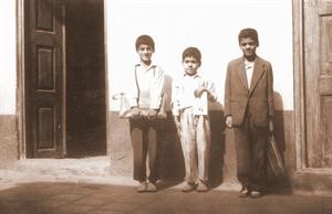 خليل الحلواجي مع اخويه في المدرسة