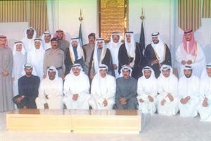 الامير الراحل المغفور له الشيخ جابر الاحمد متوسطا عددا من الرياضيين