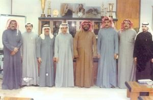 الشهيد الشيخ فهد الاحمد يتوسط مجموعة من الرياضيين