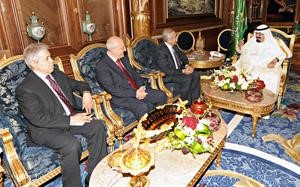 خادم الحرمين الملك عبدالله بن عبدالعزيز لدى استقباله الرئيس اللبناني ميشال سليمان والوفد المرافقمحمود الطويل