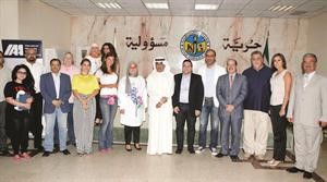 الزميل عدنان الراشد متوسطا اعضاء الجمعية الدولية للاعلانفرع الكويت وعددا من الحضور
