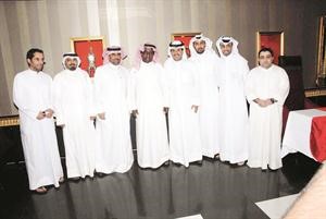 عبد الرب ادريس يتوسط الشيخ دعيج الخليفة والزميل مفرح الشمري ومعهم منصور الشمري والزميل القطري محمد السعدي والزميل حسين خليل﻿