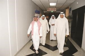 دعلي العبيدي اثناء استقباله لوفد الانباء