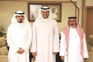 وزير الصحة دعلي العبيدي متوسطا الزميلين يوسف عبد الرحمن وعبد الكريم العبد الله في صورة تذكارية 