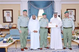 الشيخ مشعل الاحمد يتسلم رسالة الماجستير من الرائد فهد المياح
