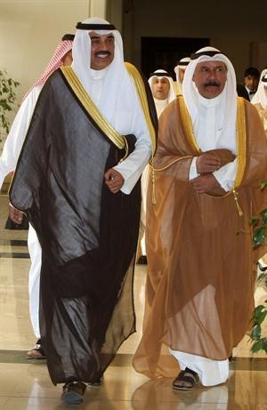 الشيخ صباح الخالد لدى وصوله الدوحة وفي استقباله السفير علي الهيفي