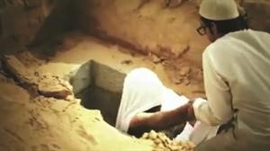 الشيخ النعيمي قبل استخراجه من القبر