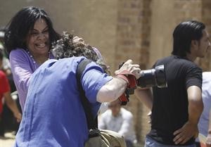 مؤيدة لمبارك تعتدى بالضرب على احدى المصورات الصحافيات بعد الحكم رويترز