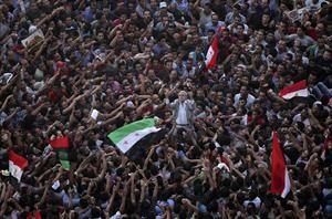 عشرات الالاف يرفعون حمدين صباحي على الاعناق اثناء التظاهرات في ميدان التحرير امس رويترز