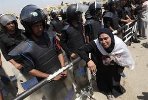 ام احد شهداء ثورة 25 يناير تبكي حزنا على الحكم ببراءة قيادات الداخلية