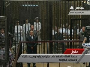 مبارك ونجلاه علاء وجمال ووزير داخليته العادلي و6 من قيادات الداخلية يستمعون الى النطق بالحكم امس