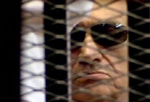 مبارك في القفص ينتظر الحكم