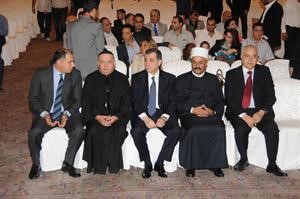 السفير د بسام النعماني متوسطا عددا من الفعاليات الدينية والسياسية	هاني الشمري﻿