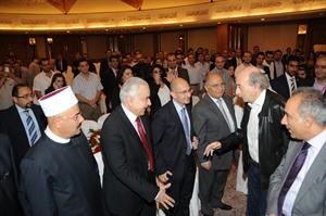 رئيس الحزب التقدمي الاشتراكي اللبناني وليد جنبلاط مصافحا كبار مستقبليه﻿