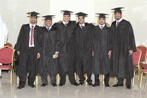 لقطة تذكارية لبعض الخريجين﻿