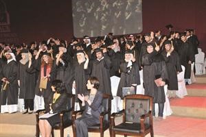 تحويل الطرة المتدلية من اليمين الى اليسار ايذانا بالتخرج﻿