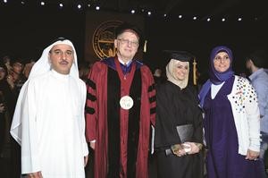الخريجة ايمان كرم وذووها في صورة تذكارية مع مدير الجامعة﻿