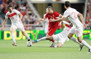 نجم البرتغال كريستيانو رونالدو محاصرا وسط 3 لاعبين اترك اپ