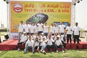 لقطة لفريق عمل كيا خلال تجربة موديلات 2012 الجديدة
