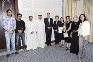 السفير الاميركي ماثيو تولر والمدربة غيداء غنطوس والمسؤولة الاعلامية بالسفارة تريسي روبرت باوندز مع الحضور في ورشة عمل﻿