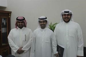اعضاء الرابطة خلال لقائهم رياض العدساني﻿