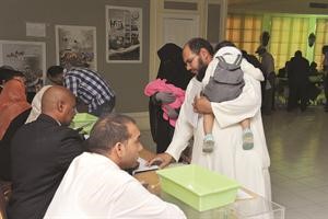  وزوجان مع اطفالهما يقترعان﻿
