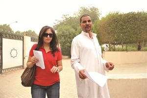 مصري ومصريه في طريقهما للاقتراع﻿