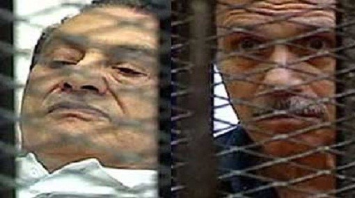 صورة مركبة لمبارك ووزير داخليته حبيب العادلي داخل قفص الاتهام