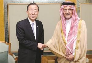 وزير الخارجية السعودي الامير سعود الفيصل مصافحا الامين العام للامم المتحدة بان كي مون افپ