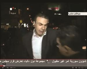 لحظة قيام الشاب بضرب المذيع السوري