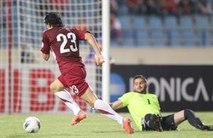 مهاجم قطر سباستيان سوريا يتخطى حارس مرمى لبنان زياد الصمد قبل ان يضع الكرة في المرمى افپ