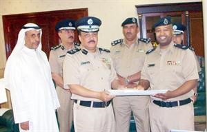 اللواء عيد ابوصليب يسلم نوط الخدمة لاحد المستحقين ﻿