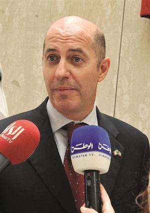 السفير الايطالي متحدثا اثناء رفع الستار