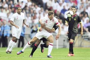 قائد انجلترا ستيفن جيرارد يتعرض للاعاقة من لاعب بلجيكا موسى ديمبل افپ
