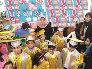 لقطة تذكارية للمشرفة مع الطلبة الخريجين﻿
