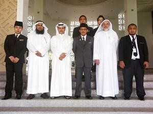 وفد العدل خلال زيارته احدى المحاكم في ماليزيا﻿