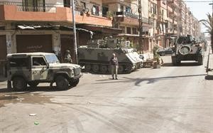 اليات الجيش اللبناني بعد انتشارها في الاحياء التي شهدت اشتباكات عنيفة في طرابلس محمود الطويل