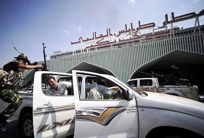 مسلحون يسيطرون على مطار طرابلس للمطالبة بالإفراج عن أحد قادتهم