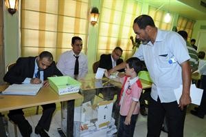 صوت في الصندوق تحت انظار اعضاء اللجنة المشرفة
