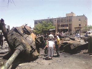 صورة بثها ناشطون لاحدى دبابات الجيش السوري التي دمرت في الاشتباكات مع الجيش الحر اپ