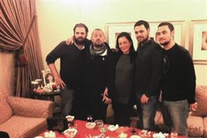 جورج وسوف مع زوجته ومجموعة من اصدقائه