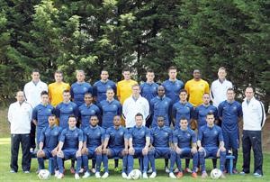 مدرب ولاعبو فرنسا في لقطة جماعية تذكارية استعدادا لـ يورو 2012 	افپ﻿