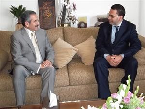 الشيخ مبارك الدعيج خلال لقائه مصطفى الخلفي
