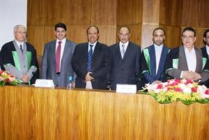 مطر الهاملي ود رشيد الحمد معالاساتذة المشرفين على الرسالة﻿