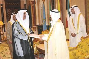 صاحب السمو يتسلم اوراق اعتماد سفير الامارات
