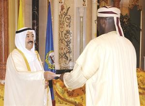 سمو الامير يتسلم اوراق اعتماد سفير الغابون