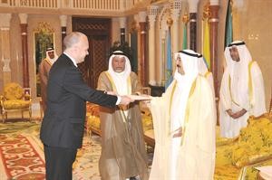 صاحب السمو خلال تسلمه اوراق اعتماد سفير السويد