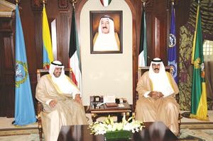 سمو ولي العهد الشيخ نواف الاحمد مستقبلا الشيخ احمد الفهد
